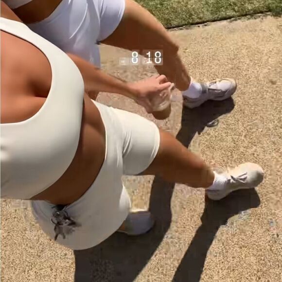 white lulu sports bra - Picture 1 of 4